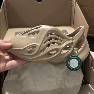 Adidas Yeezy Espuma RNNR in Tan